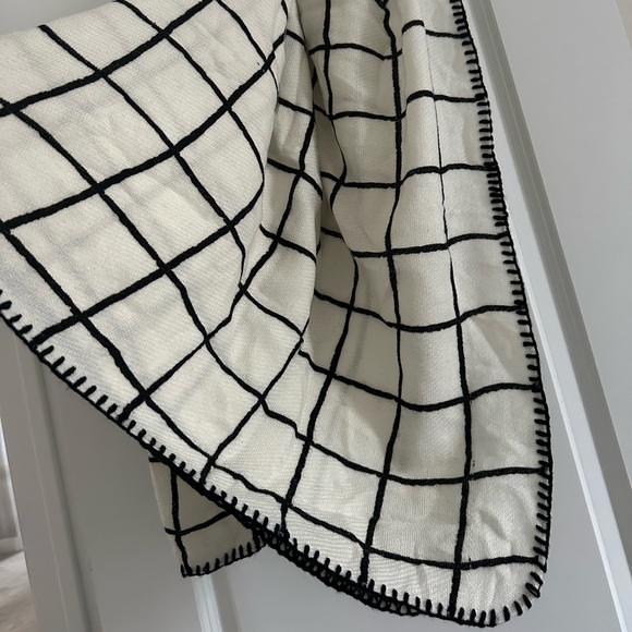 White and black stripe scarf- blanket style scarf - Picture 4 of 4